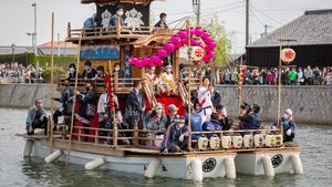 Melihat Estafet Obor Olimpiade Tokyo di Perahu Chintoro