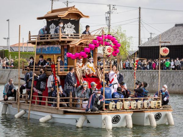 Melihat Estafet Obor Olimpiade Tokyo di Perahu Chintoro