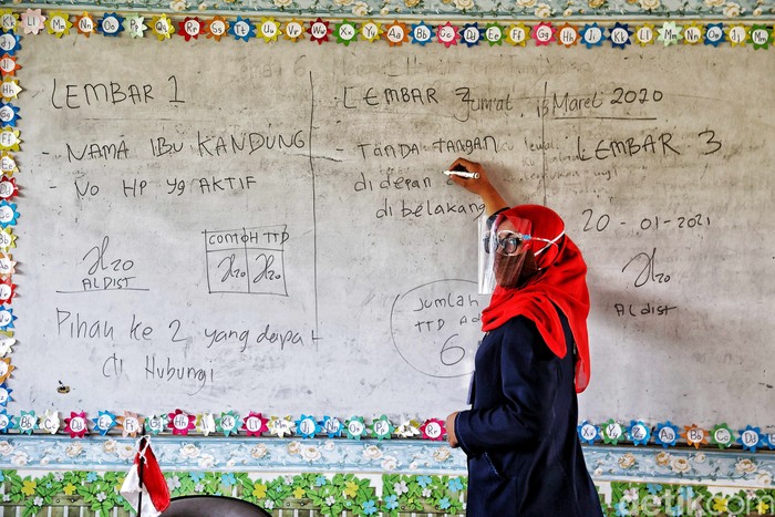 Tenaga pendidik melakukan persiapan sekolah tatap muka di kawasan SDN 01 Pagi Sukapura, Cilincing, Jakarat Utara, Selasa (6/4).