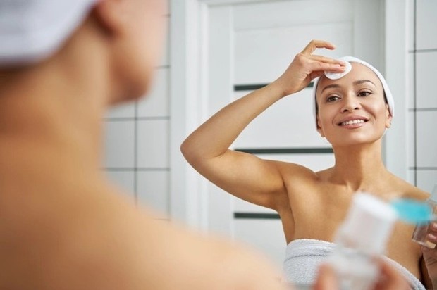 Memakai exfoliating toner berbeda secara bersamaan/freepik.com