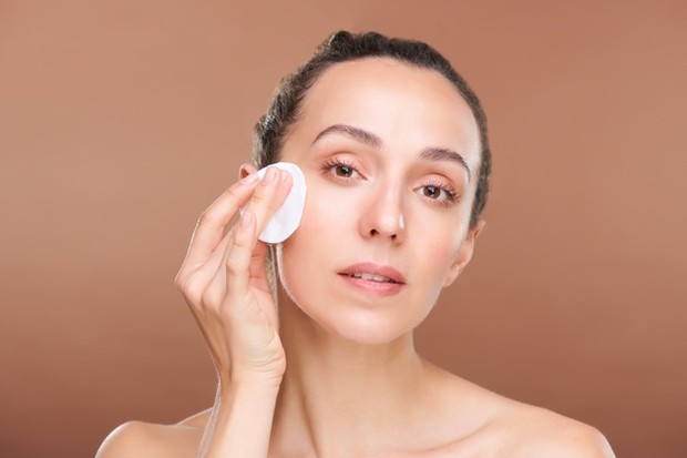 Menggabungkan pemakaian exfoliating toner dan retinol/freepik.com