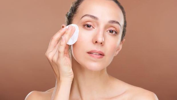 5 produk perawatan kulit yang harus Anda miliki di usia 40-an agar tetap bersinar dan awet muda