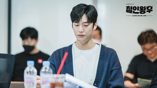 Na In-woo dalam Mr. Queen Na In-woo mendalami karakter Kim Byeong-in dalam Mr. Queen.