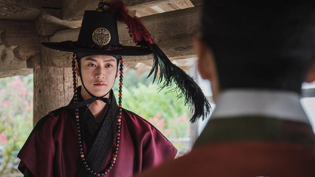 Na In-woo berperan sebagai Kim Byeong-in dalam drama Mr. Queen.