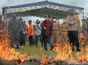 Bupati Pangandaran-Susi Pudjiastuti Musnahkan Alat Tangkap Benih Lobster