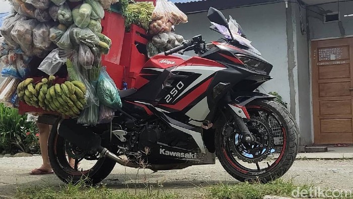 Bagaimana apabila motor sport digunakan untuk berdagang sayur-mayur? Kejadian itu mungkin cuma ada dan lekat dengan kota ini.