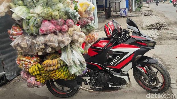 Bagaimana apabila motor sport digunakan untuk berdagang sayur-mayur? Kejadian itu mungkin cuma ada dan lekat dengan kota ini.