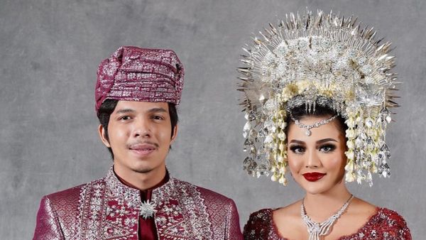 7 Pesona Artis Cantik Indonesia Pakai Suntiang Minang saat Nikah, Manglingi