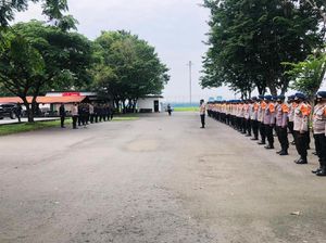 75 Personel Brimob Polda Jatim Dikirim ke NTT Bantu Korban Bencana Alam
