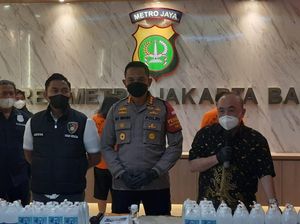 Dokter Gadungan di Jakbar Belajar Praktik Filler Payudara Secara Singkat Dokter Gadungan di Jakbar Belajar Praktik Filler Payudara Secara Singkat