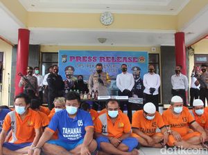 Polisi Gadungan Rampas HP ABG Blitar Saat Tertibkan Kerumunan Polisi Gadungan Rampas HP ABG Blitar Saat Tertibkan Kerumunan