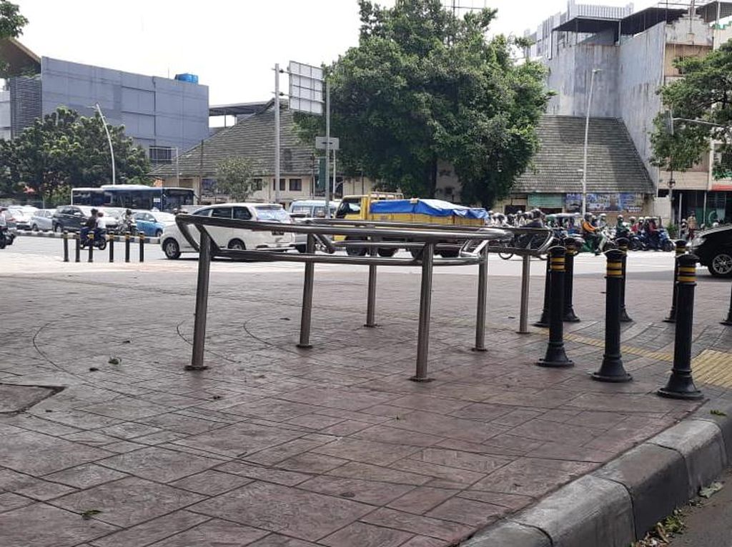 Dishub DKI Usul Portal S agar Pemotor Tak Putar Balik di Trotoar Kuningan Dishub DKI Usul Portal S agar Pemotor Tak Putar Balik di Trotoar Kuningan