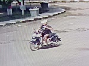 Terekam CCTV! Pria Jatuhkan Kotak Misterius di Kantor Bupati Pinrang Terekam CCTV! Pria Jatuhkan Kotak Misterius di Kantor Bupati Pinrang