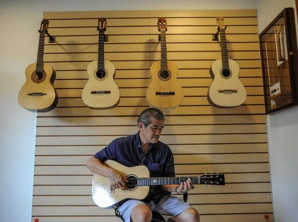 Gitar Akustik Cap Bandung Ini Tembus Pasar AS hingga Jerman