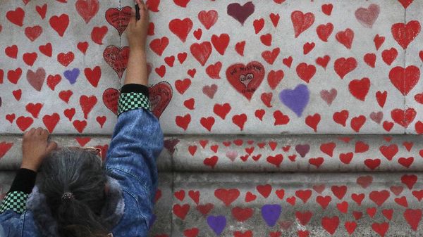 Ribuan Tanda Hati Untuk Korban COVID-19 di Inggris