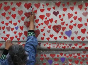 Ribuan Tanda Hati Untuk Korban COVID-19 di Inggris