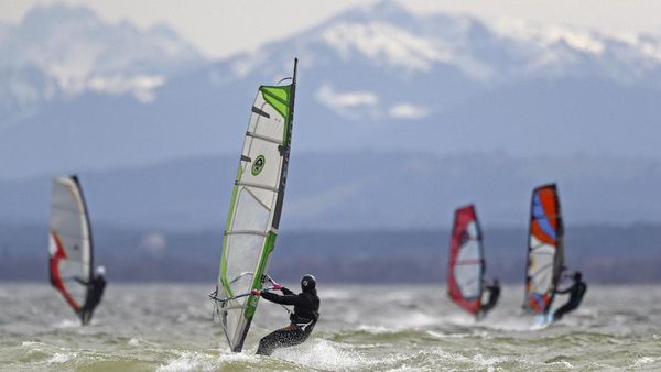 Serunya Berselancar dengan Panorama Gunung Alpen