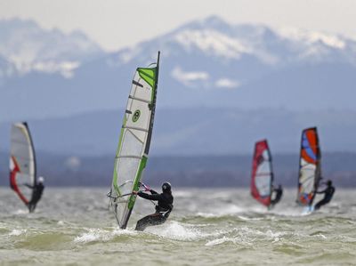 Serunya Berselancar dengan Panorama Gunung Alpen