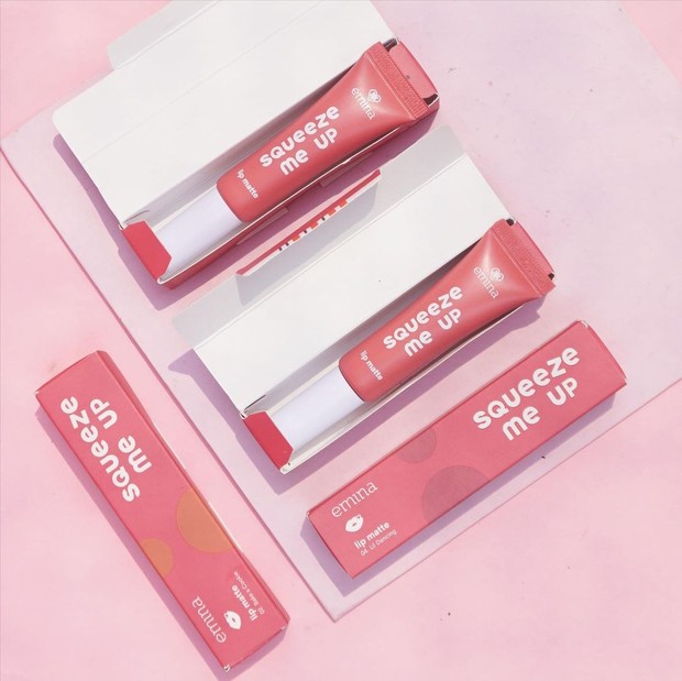 Squeeze Me Up Lip Matte/instagram.com/tiaranab_ Kemasan tube yang enggak mudah tumpah sanga membantu kamu mengaplikasikan lipstik tanpa perlu khawatir terbuang percuma.