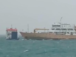 Terbawa Arus, KMP Namparos Tabrak KM Nusantara 6 di Kupang NTT