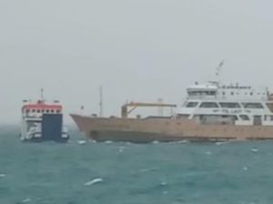 Terbawa Arus, KMP Namparos Tabrak KM Nusantara 6 di Kupang NTT Terbawa Arus, KMP Namparos Tabrak KM Nusantara 6 di Kupang NTT