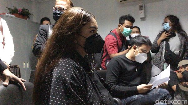 Ekspresi Thalita Latief saat Bertemu Dennis Lyla di Pengadilan