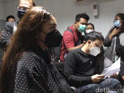 Ekspresi Thalita Latief saat Bertemu Dennis Lyla di Pengadilan