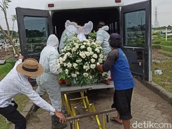 Pengacara di Surabaya Lega Jenazah Ayahnya Dipindah dari Makam COVID-19