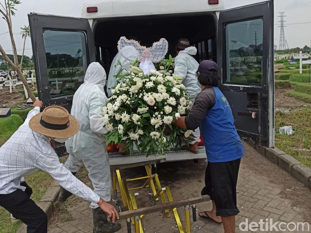 Pengacara di Surabaya Lega Jenazah Ayahnya Dipindah dari Makam COVID-19 Pengacara di Surabaya Lega Jenazah Ayahnya Dipindah dari Makam COVID-19