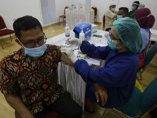 Vaksinasi COVID-19 di Bogor Sasar Tenaga Pendidik