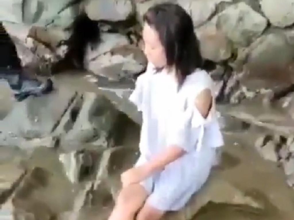 Wanita Muda Berbaju Putih Sudah 2 Kali Termenung di Pantai Trenggalek Wanita Muda Berbaju Putih Sudah 2 Kali Termenung di Pantai Trenggalek