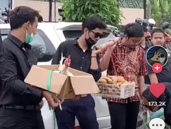 Viral Antimainstream, Geng Cowok Ini Kondangan Bawa Kado Kambing Hingga Ayam