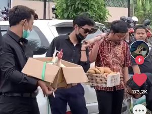 Viral Antimainstream, Geng Cowok Ini Kondangan Bawa Kado Kambing Hingga Ayam Viral Antimainstream, Geng Cowok Ini Kondangan Bawa Kado Kambing Hingga Ayam