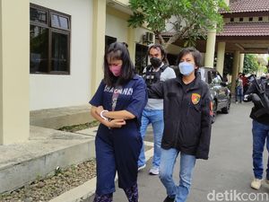 Wanita Ini Curi Mobil Carter Usai Beri Air Campur Obat Mata ke Sopirnya Wanita Ini Curi Mobil Carter Usai Beri Air Campur Obat Mata ke Sopirnya
