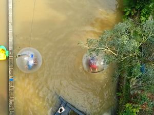 Celebrity on Vacation: Keseruang Main Water Ball Ride di Cianjur Celebrity on Vacation: Keseruang Main Water Ball Ride di Cianjur