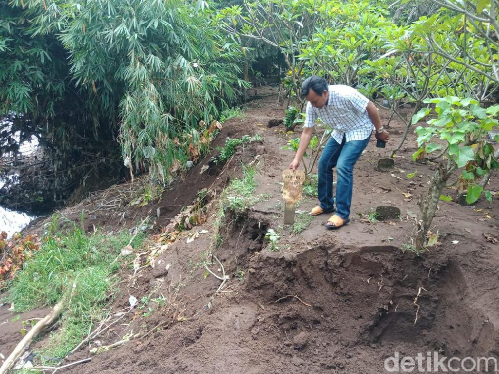 2 Kuburan di Jombang Hilang Gegara Makam Tergerus Sungai 2 Kuburan di Jombang Hilang Gegara Makam Tergerus Sungai