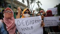 Aksi Emak-emak Minta Habib Rizieq Dibebaskan