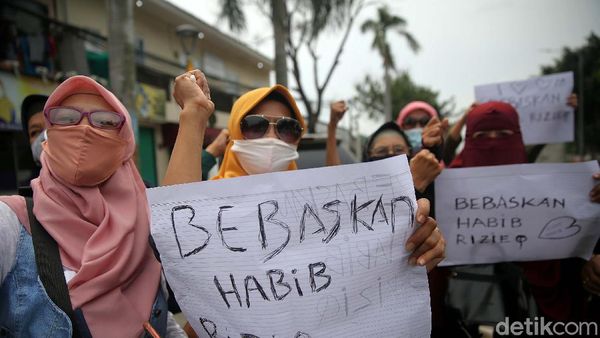 Aksi Emak-emak Minta Habib Rizieq Dibebaskan