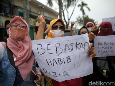 Aksi Emak-emak Minta Habib Rizieq Dibebaskan