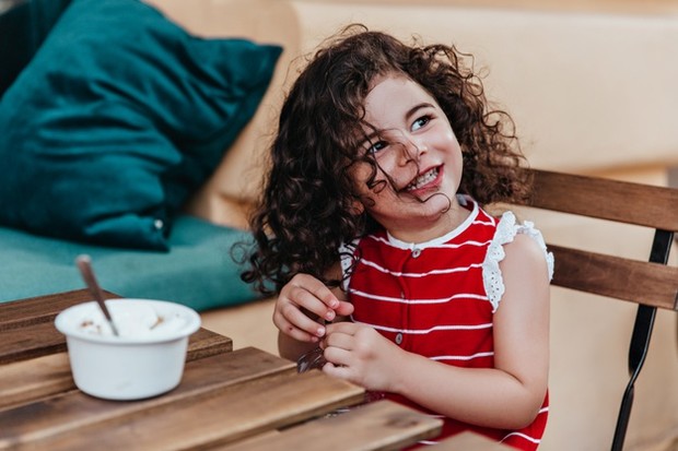 Anak pilek karena es krim/ Sumber: Freepik.com Jika virus sudah masuk dan semakin aktif, es krim inilah yang dapat memperburuk keadaan, bukan karena dingin tetapi karena kandungan gula berlebih yang dimilikinya.