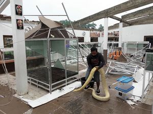 Atap Taman Reptil Purbalingga Roboh Diterjang Angin Kencang