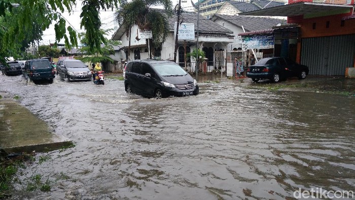 Banjir di ruas jalan STM, Kelurahan Suka Maju, Kecamatan Medan Johor, Medan Sumut.