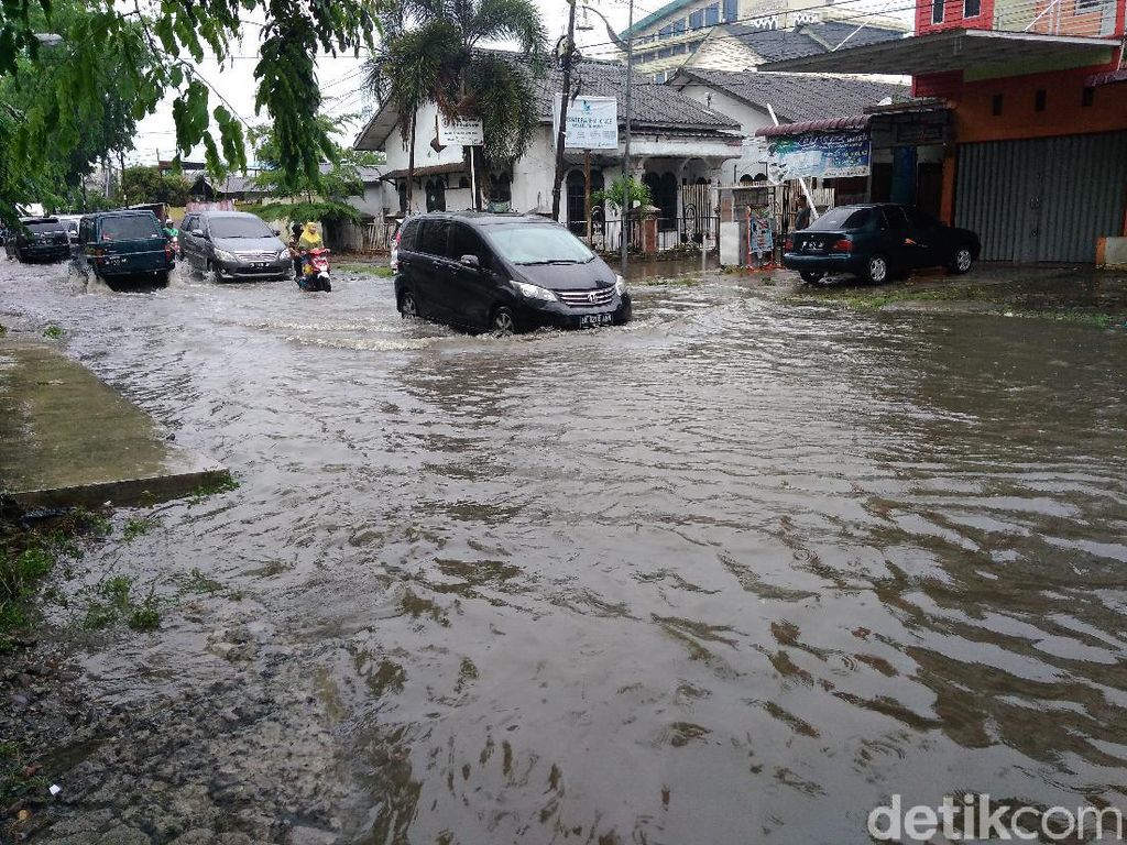 Hujan Berjam-jam, Jalan STM Medan Banjir Hujan Berjam-jam, Jalan STM Medan Banjir