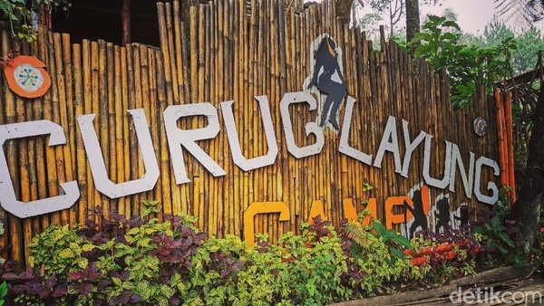 Berada di ketinggian 1.400 MDPL, Curug Layung menjadi destinasi wisata di Kabupaten Bandung Barat yang cocok dijajal di akhir pekan. Curug Layung menyediakan camping ground dengan suasana di tengah hutan pinus. (Erna Mardiana/detikTravel) Berada di ketinggian 1.400 MDPL, Curug Layung menjadi destinasi wisata di Kabupaten Bandung Barat yang cocok dijajal di akhir pekan. Curug Layung menyediakan camping ground dengan suasana di tengah hutan pinus. (Erna Mardiana/detikTravel)