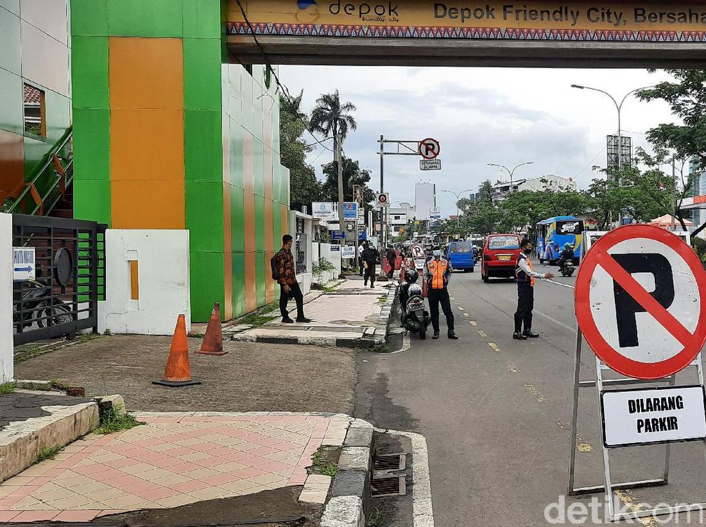 Dishub Jaga Sekitar JPO Balai Kota Depok agar Tak Diduduki Parkir Liar Dishub Jaga Sekitar JPO Balai Kota Depok agar Tak Diduduki Parkir Liar