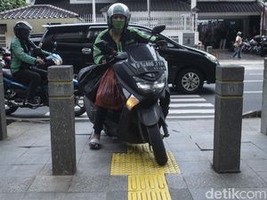 Menanti Portal S Penjaga Trotoar dari Pemotor Bandel Depan Kuningan City Menanti Portal S Penjaga Trotoar dari Pemotor Bandel Depan Kuningan City