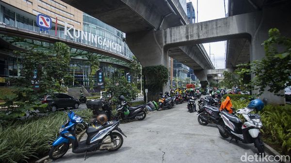Duh, Motor Parkir Liar di Trotoar Kuningan Bikin Sumpek