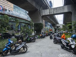 Duh, Motor Parkir Liar di Trotoar Kuningan Bikin Sumpek