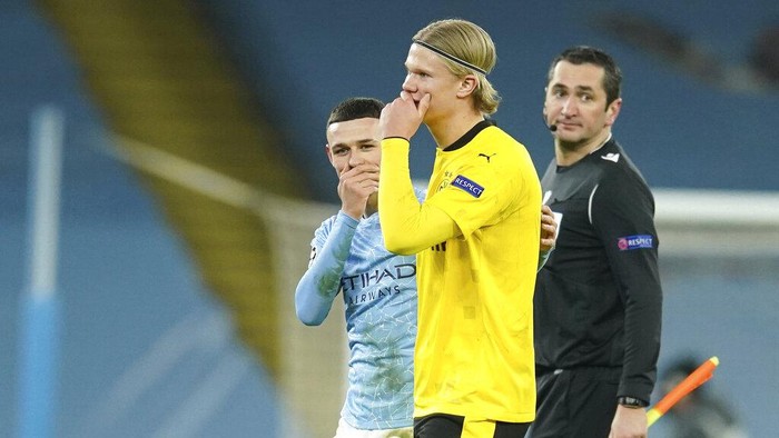 Dortmunds Erling Haaland leaves the pitch at the end of the Champions League, first leg, quarterfinal soccer match between Manchester City and Borussia Dortmund at the Etihad stadium in Manchester, Tuesday, April 6, 2021. (AP Photo/Dave Thompson)