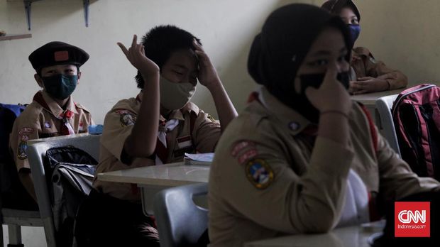 Sejumlah murid mengikuti uji coba pembelajaran tatap muka di SD Negeri 05 Pondok Kelapa. Jakarta, Rabu, 7 April 2021.   Pemprov DKI Jakarta melakukan uji coba pembelajaran tatap muka terbatas di 85 sekolah dari jenjang SD hingga SMA mulai 7 April hingga 29 April 2021 dengan kapasitas dalam ruangan maksimum 50 persen dan penerapan protokol kesehatan yang ketat. (CNN Indonesia/ Adhi Wicaksono)